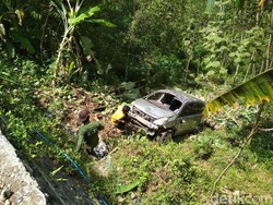 Mobil Masuk Jurang di Trenggalek, Diduga Pengemudi Mengantuk