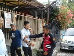 Ular Piton Melintas Depan Rumah Kagetkan Warga Tambaksari Surabaya