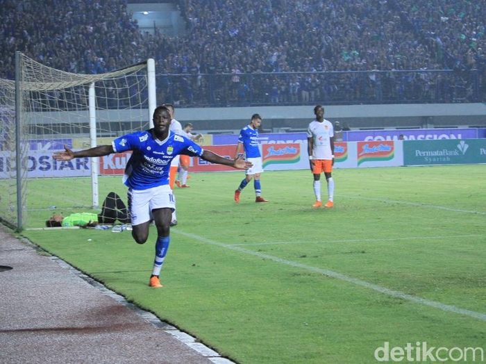 Ezechiel NDouassel mempunyai rekor bagus saat Persib Bandung bertemu dengan Bhayangkara FC. (Foto: Wisma Putra/detikcom) Ezechiel NDouassel mempunyai rekor bagus saat Persib Bandung bertemu dengan Bhayangkara FC. (Foto: Wisma Putra/detikcom)
