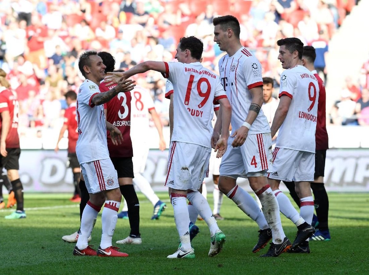 Pemain Bayern Munich merayakan kemenangan 3-0 atas Hannover 96 dalam lanjutan kompetisi Bundesliga, Sabtu (21/4/2108). (Foto: Fabian Bimmer/Reuters)