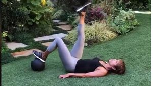 Halle Berry Tetap Kencang dan Fleksibel di Usia 51 Tahun
