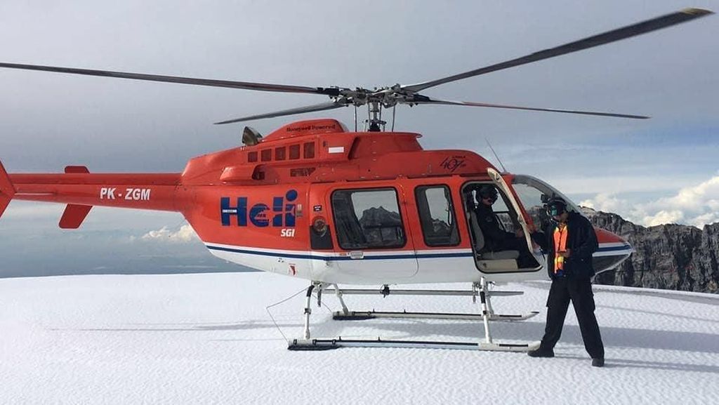 Foto: Naik Helikopter ke Gunung Es Papua