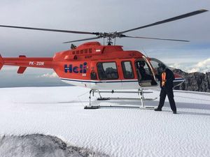 Foto: Naik Helikopter ke Gunung Es Papua