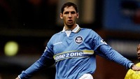 Marco Materazzi sempat berseragam Everton musim 1998/1999, walaupun baru mulai benar-benar mencuri perhatian bersama Perugia (1999-2001). Itu membuat Inter Milan kepincut dan Materazzi ikut membantu Nerazzurri menjuarai Liga Champions 2009/2010. (Foto: Allsport UK /Allsport)