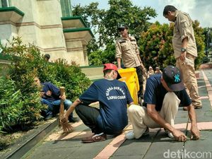 Jelang Bebas, Belasan Napi Lapas Ciamis Bersih-bersih Masjid Agung Jelang Bebas, Belasan Napi Lapas Ciamis Bersih-bersih Masjid Agung