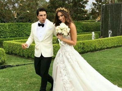 Pernikahan Mewah Miss Universe Australia, Gaun Bertabur Kristal dan Kue Emas
