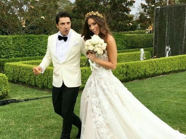 Pernikahan Mewah Miss Universe Australia, Gaun Bertabur Kristal dan Kue Emas