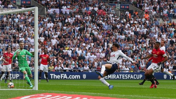 Gelandang Dele Alli membawa Tottenham Hotspur unggul pada menit ke-11.