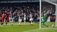 Danny Ings langsung membawa Liverpool memimpin di menit keempat. Sontekan jarak dekat Ings membobol gawang West Brom. Liverpool memimpin 1-0. (Foto: Andrew Boyers/Reuters)