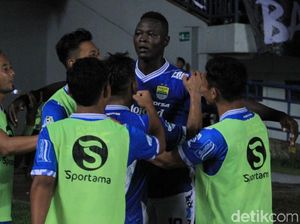 Foto: Perayaan Gol Ezechiel NDouassel