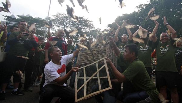 Pelepasan Burung di Peringatan Hari Bumi