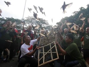 Pelepasan Burung di Peringatan Hari Bumi