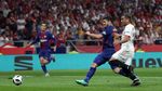 Foto: Barcelona Angkat Trofi Copa del Rey