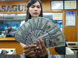 Akankah Dolar AS Mengamuk ke Rp 14.000?