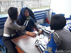 Dua ABG Ini Nangis-nangis Menolak Ditilang Polisi