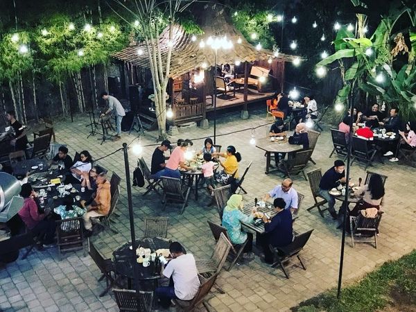 Santai Malam di Jogja, Mampir Yuk ke Angkringan Instagramable Ini!