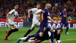 Foto: Barcelona Angkat Trofi Copa del Rey