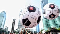 Di kawasan Bundaran HI, bola raksasa tersebut dilemparkan ke udara.