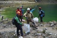 Sampah Kaprikornus Masalah di Puncak Gunung Tertinggi Indonesia