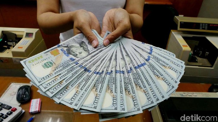 Nilai tukar rupiah kepada dolar Amerika Serikat (AS) melemah ke level Rp 13.810 pada hari Jumat. Setelah hari sebelumnya yakni Kamis, dolar berada di level Rp 13.775.