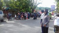 Potret Polwan Berhijab di Ambon Amankan Ibadah di Gereja
