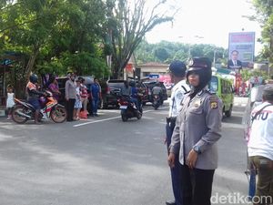 Potret Polwan Berhijab di Ambon Amankan Ibadah di Gereja