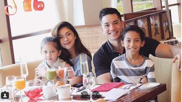 Family Goals! Kehangatan Keluarga Nana Mirdad dan Andrew White