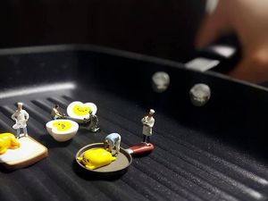 Kreatif! Desainer Ini Rangkai Miniatur Orang dan Makanan sebagai Karya Fotonya Kreatif! Desainer Ini Rangkai Miniatur Orang dan Makanan sebagai Karya Fotonya