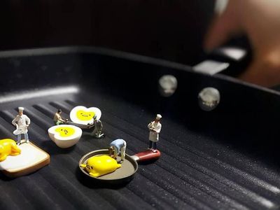 Kreatif! Desainer Ini Rangkai Miniatur Orang dan Makanan sebagai Karya Fotonya