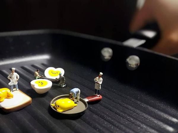 Kreatif! Desainer Ini Rangkai Miniatur Orang dan Makanan sebagai Karya Fotonya
