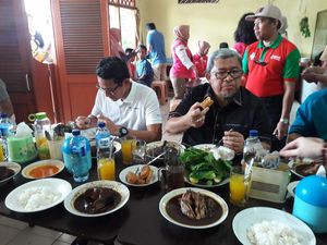 Sandiaga Kampanyekan Cawalkot Bekasi Nur-Firdaus Bareng Aher Sandiaga Kampanyekan Cawalkot Bekasi Nur-Firdaus Bareng Aher
