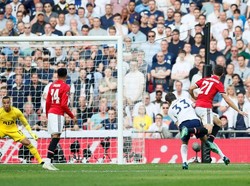 Dan MU yang bermain lebih baik, akhirnya bisa berbalik unggul di menit ke-62. Ander Herrera membawa MU memimpin 2-1 setelah tendangan kerasnya gagal dibendung kiper Spurs, Michel Vorm. (Foto: David Klein/Reuters)