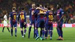 Foto: Barcelona Angkat Trofi Copa del Rey