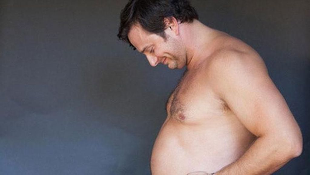 Lucu! Ditolak Istri, Pria Ini Buat Foto Maternity Sendiri