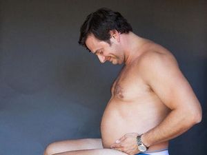 Lucu! Ditolak Istri, Pria Ini Buat Foto Maternity Sendiri