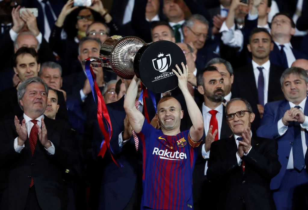 Soccer Football - Spanish King's Cup Final - FC Barcelona v Sevilla - Wanda Metropolitano, Madrid, Spain - April 21, 2018   Barcelona's Andres Iniesta celebrates by lifting the trophy after the match as the King of Spain Felipe VI applauds   REUTERS/Juan Medina