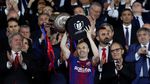 Foto: Barcelona Angkat Trofi Copa del Rey