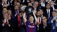 Iniesta yang didapuk sebagai kapten mengangkat trofi Copa del Rey. Trofi Copa del Rey ini kemungkinan jadi yang terakhir untuk Iniesta, karena si pemain diyakini akan pergi ke Liga China. (Foto: Juan Medina/REUTERS)