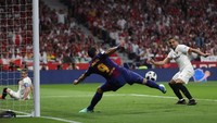 Barcelona langsung memetik keunggulan di menit ke-14 lewat sontekan Luis Suarez, memanfaatkan umpan silang Philippe Coutinho. Pertahanan garis tinggi yang lengah dari Sevilla dimanfaatkan dengan baik oleh Jasper Cillessen untuk mengirim bola panjang ke Coutinho. (Foto: Susana Vera/Reuters)