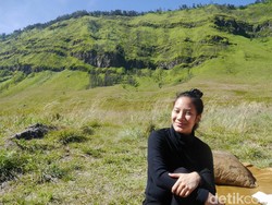 Si Cantik Tara Basro yang Terpesona Keindahan Bromo