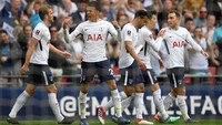 Dele Alli merayakan golnya bersama rekan-rekannya. Pendukung Spurs di Wembley pun bersorak. (Foto: Shaun Botterill/Getty Images)
