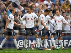 Dele Alli merayakan golnya bersama rekan-rekannya. Pendukung Spurs di Wembley pun bersorak. (Foto: Shaun Botterill/Getty Images)