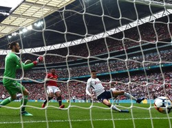 Dele Alli membawa Spurs memimpin lebih dulu di menit ke-11. Ia bisa meneruskan umpan Christian Eriksen menjadi gol. (Foto: Shaun Botterill/Getty Images)