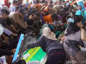 Dalam Sekejap, 17 Ribu Pepes Ikan Jadi Rebutan Warga Batang