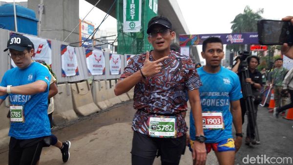 Aksi Sandiaga Berlari 5.000 Meter Kejar Wadah Plastik