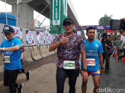 Aksi Sandiaga Berlari 5.000 Meter Kejar Wadah Plastik