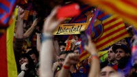 Sementara untuk Barcelona, kemenangan disambut meriah oleh para fans. Tak sedikit fans yang turut membawa pesan politik ke stadion. (Foto: Juan Medina/REUTERS)