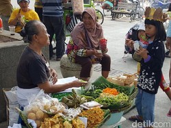 Peringati Hari Bumi, Anak-anak di Yogya Bagi-bagi Tanaman