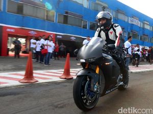 Wussss...Darius Jajal Motor Honda Seharga Rp 7,6 Miliar Wussss...Darius Jajal Motor Honda Seharga Rp 7,6 Miliar