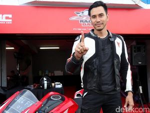 Serunya Darius Sinathrya Ajak Istri dan Anak Nonton Timnas Indonesia